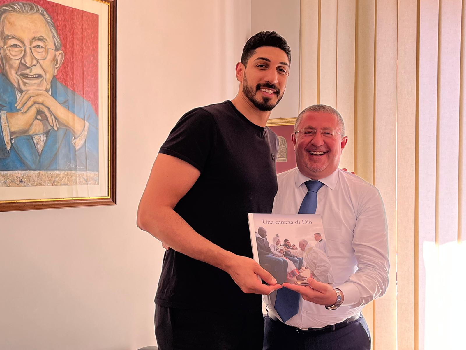 A canestro per la libertà, Enes Kanter visita la sede Auxilium di Roma