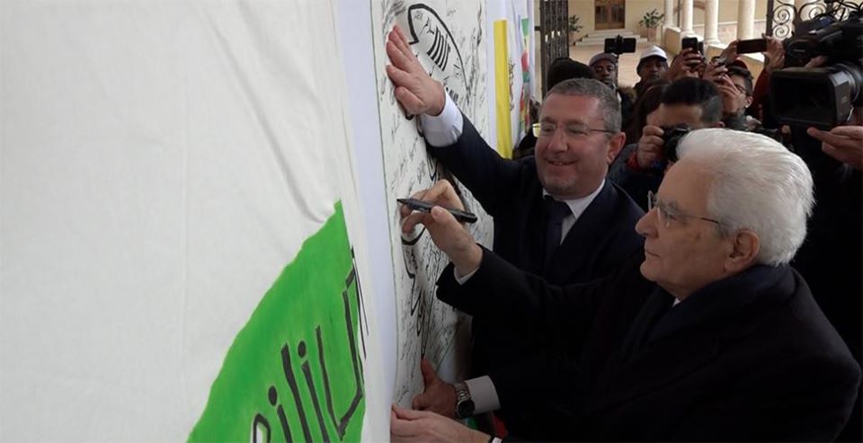 Il Presidente della Repubblica firma la Bandiera della Pace