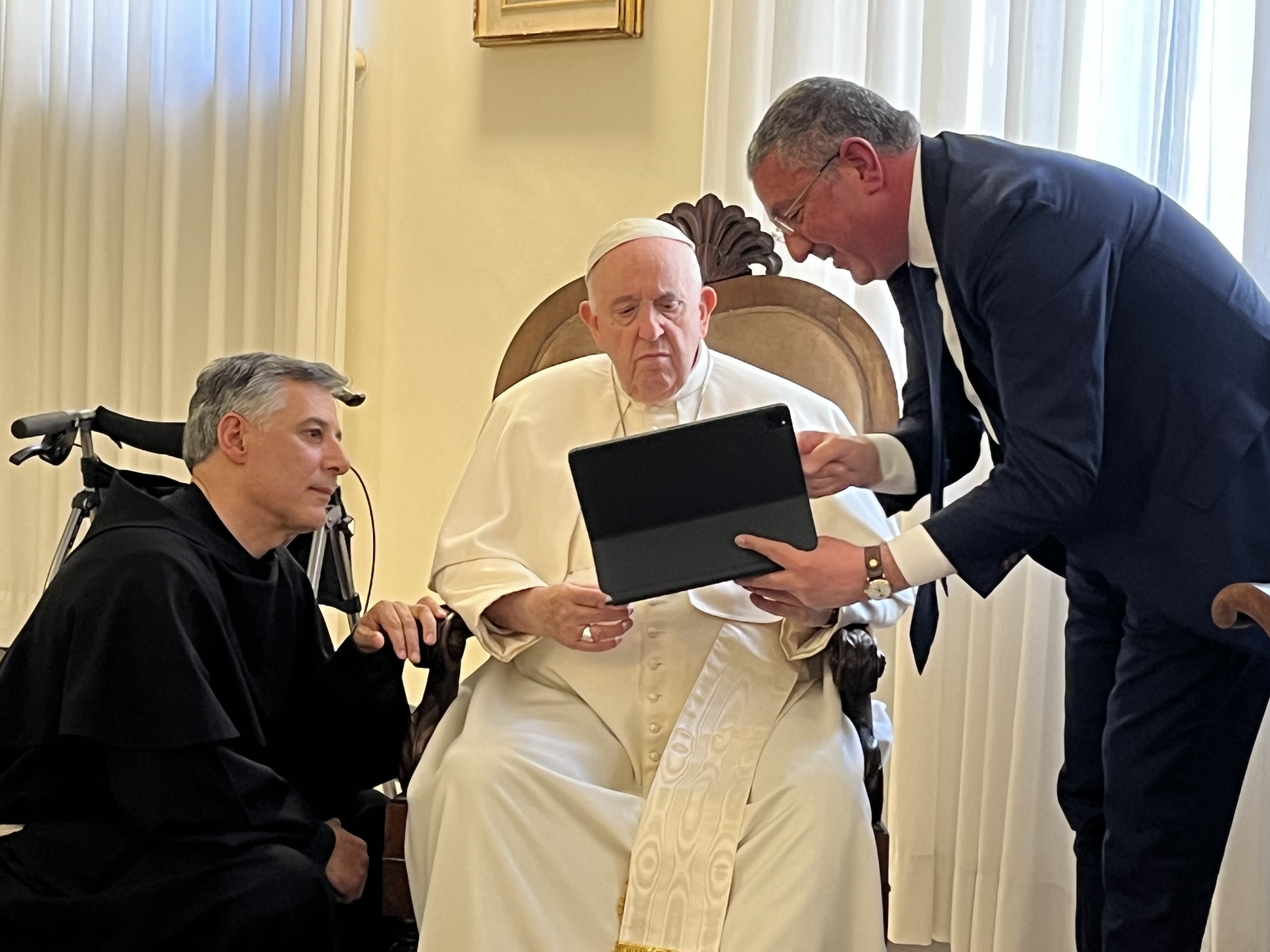 AGI: Un dono 'speciale' al Papa dai bambini ucraini