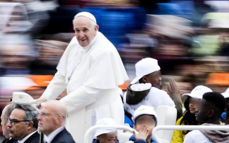I bambini Auxilium sulla Papamobile di Francesco