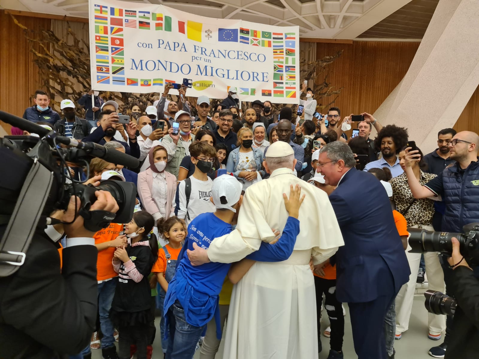 Il saluto e l’abbraccio di Papa Francesco a Mondo Migliore