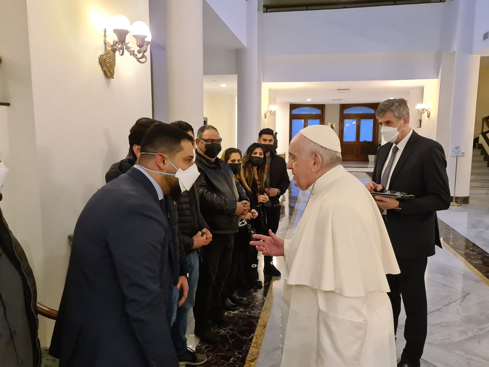 Huffpost - Francesco, il bacio alla Madonna e l’abbraccio ai migranti iracheni