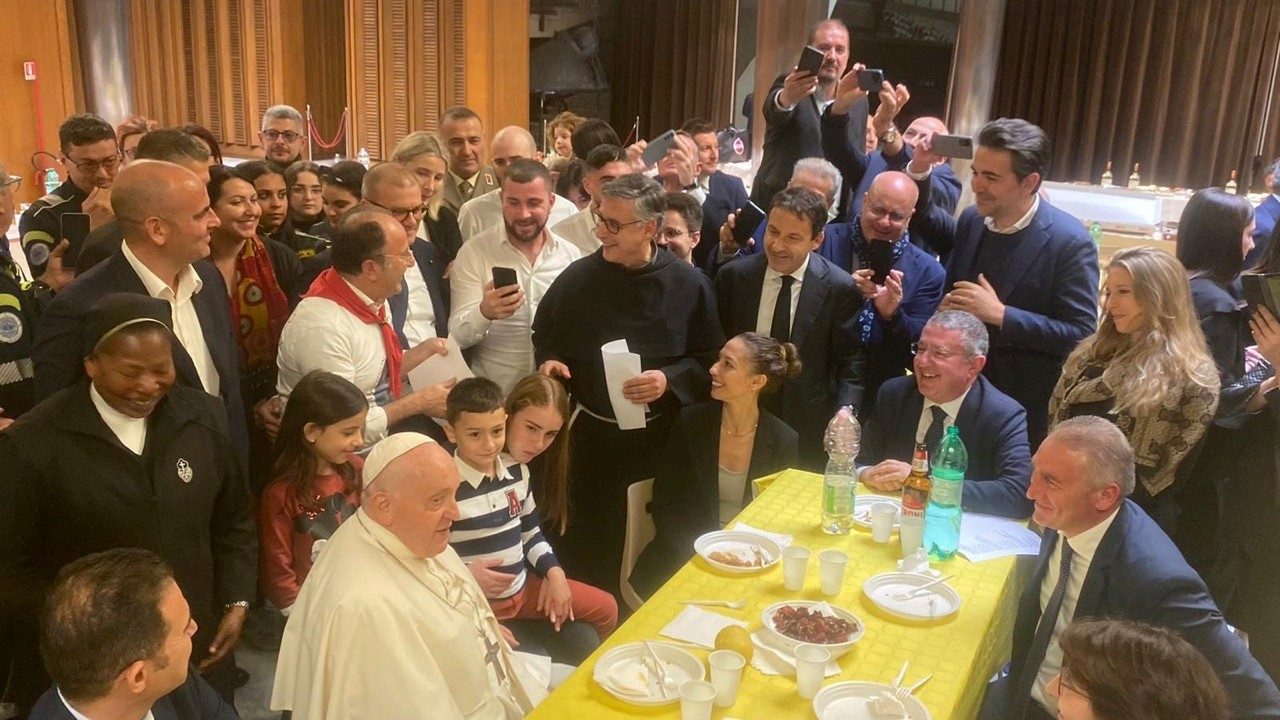 Papa Francesco a cena con i volontari della Giornata mondiale dei bambini