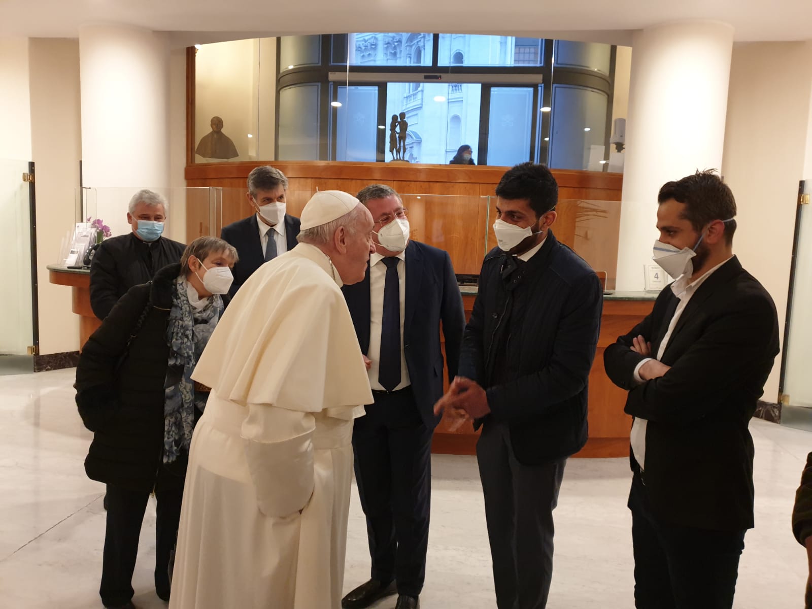 La carezza del Papa per i giovani iracheni di Auxilium