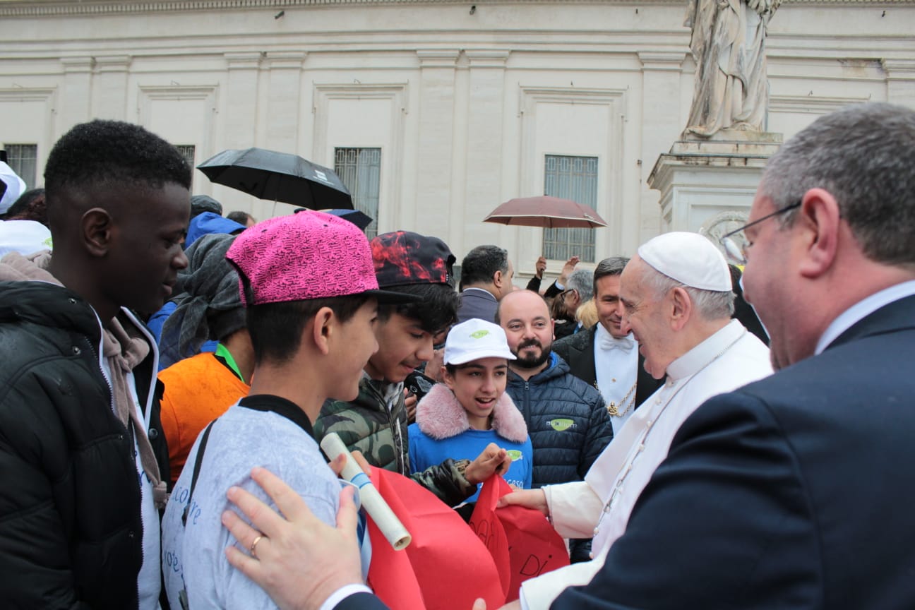 TGCOM24, i ragazzi di Mondo Migliore sulla jeep di Papa Francesco