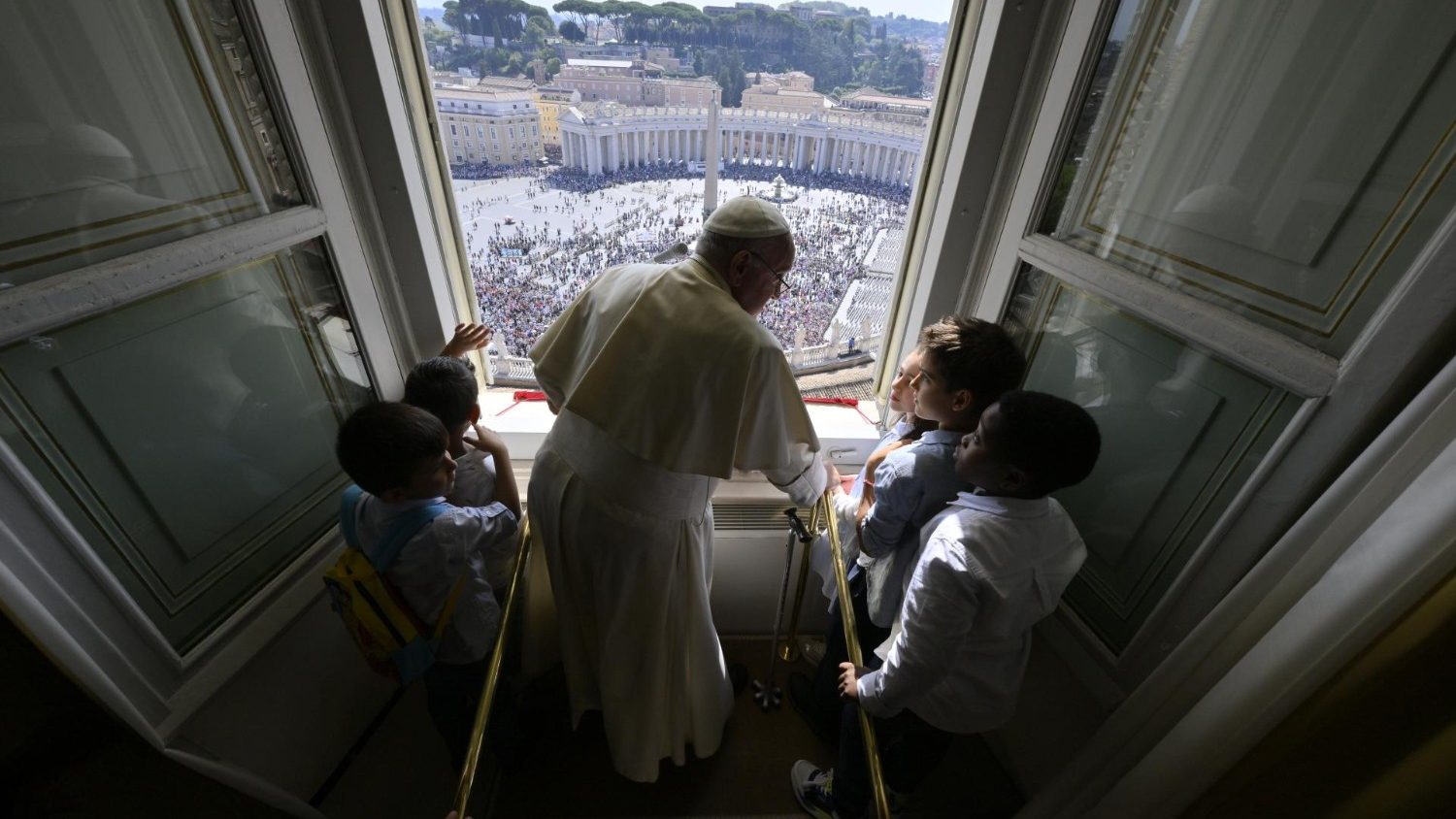 I bambini accolti da Auxilium insieme a Papa Francesco durante l’Angelus