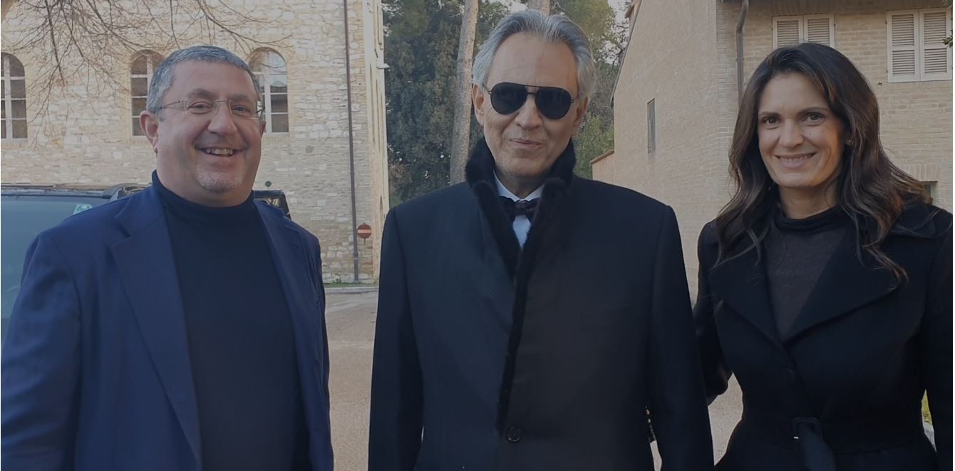 Andrea Bocelli augura Buon Natale ai lavoratori Auxilium