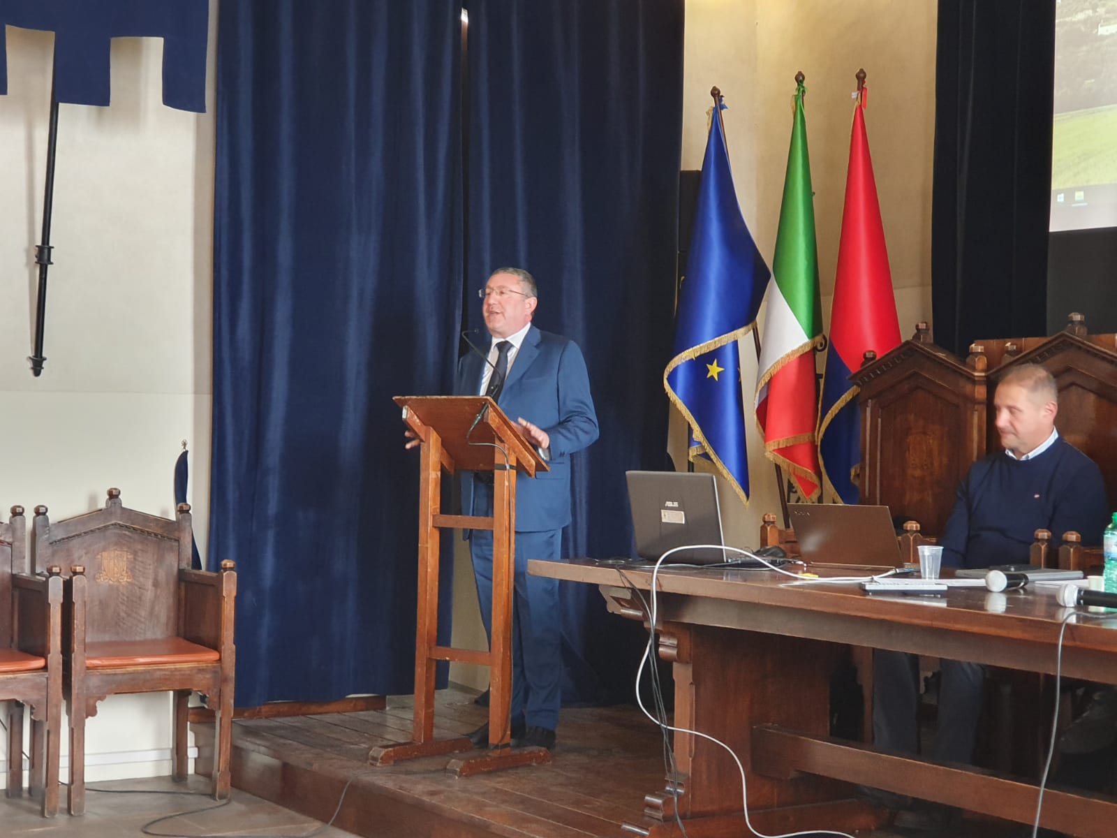 Un anno di guerra assurda e crudele
