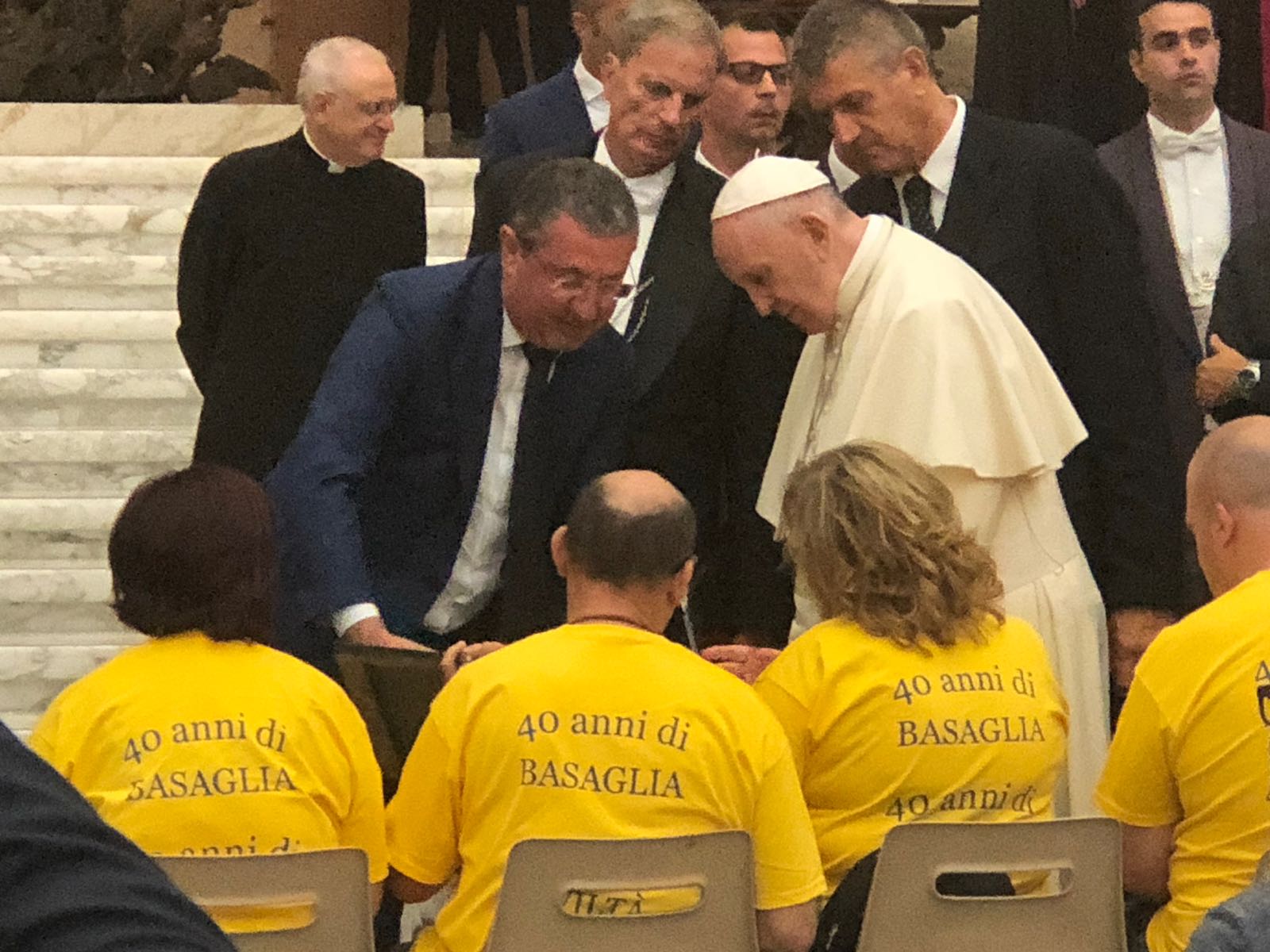 L'abbraccio di Papa Francesco ai pazienti psichiatrici di Auxilium